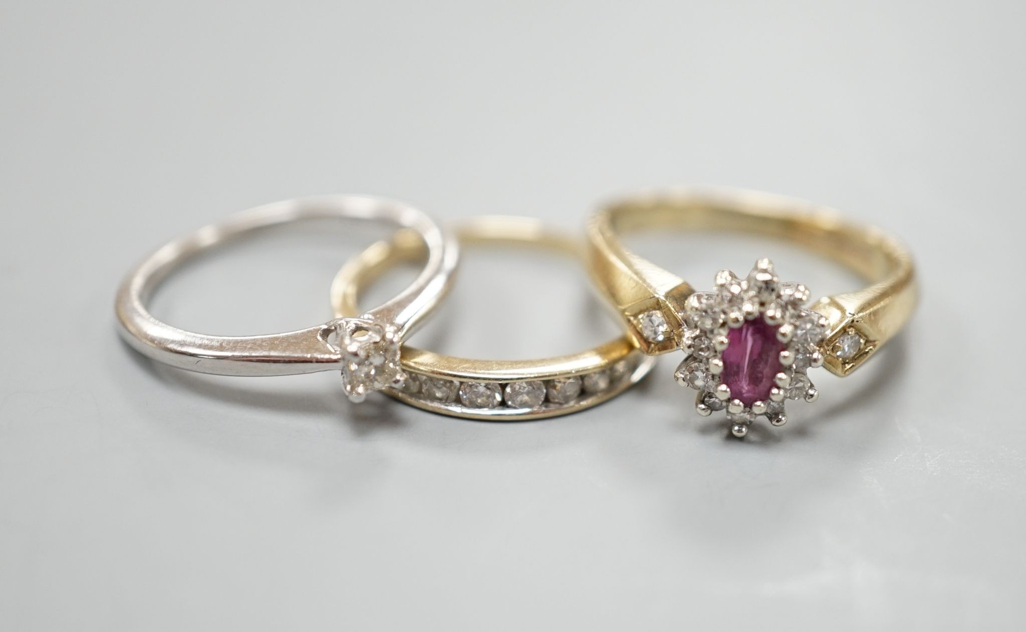 Three assorted 9ct gold and gem set dress rings including a solitaire diamond ring, size I, gross weight 5.8 grams.